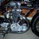 AJS Modell E6 350cc OHV bei einer Motorshow in England