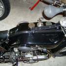 AJS Modell H6 350cc OHV. Benzintankdeckel, Handölpumpe und Öltankdeckel (v.r.)