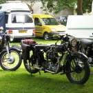 AJS Modell K8 500cc OHV eines schwedischen Sammlers, inmitten jüngerer Schwestern.