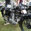 K7, die von einem englischen Enthusiasten restauriert und in "The Classic Motorcycle" als centreFold (Studioaufnahme über zwei Seiten in der Mitte des Heftes) präsentiert wurde. Ich habe sie hier 2006 beim Founders Day geschossen.