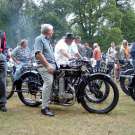 K7. Das warm-up vor der Parade beim Founders Day 2006. Restaurierer und Besitzer im Sattel.