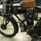 AJS Big Port Modell B3 350cc OHV von 1923. Deutlich der Bügel über dem Zylinderkopf zu sehen.