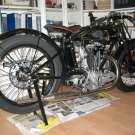 AJS Modell E7 von 1925. Für die AJS wurde das Wohnzimmer bis auf die wesentlichen Dinge entkernt...