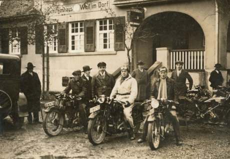 Otto auf seiner AJS Modell K8 mit Freunden vor dem Schützenhaus in Stuttgart Weil im Dorf