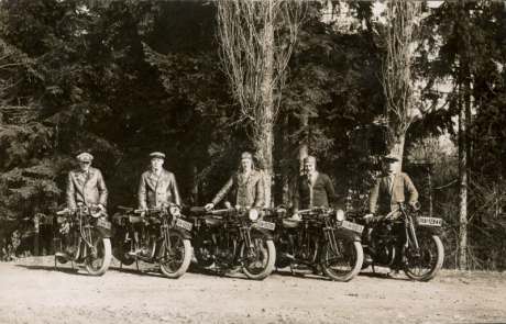 Otto und seine Freunde des Motorsport-Club-Feuerbach, allesamt auf Motorrädern der Marke AJS